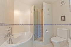 Das en-suite Badezimmer von Vila Maria.