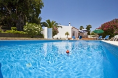 Ein Bild von der Pool und auf der Hintergrund Vila Maria.