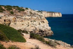 Die Algarve Küste mit schönen Felsformationen und Stränden.