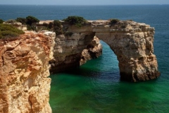 Diese schöne Felsformationen sehen Sie überall an der Algarve Küste.