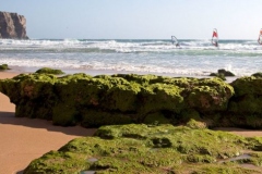 Windsurfen in der Algarve, eine angenehme Brise und Wellen im Portugal.