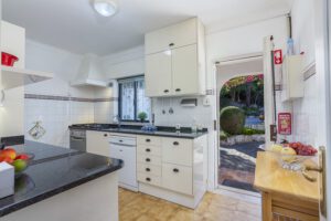 Gemütliche voll ausgestattete Küche mit Geräten. Auch Spülmaschine. Extra Gefrierschrank und Waschmaschine im Schuppen.