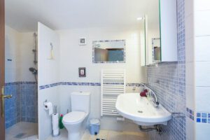 Ensuite-Badezimmer. Mit Doppelwaschbecken, Toilette, separater Dusche und kleiner Badewanne. Handtuchwärmer und Fön.