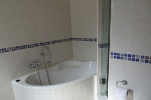 Kleine aber feine Badewanne im Ferienhaus Vila Maria an der Algarve. Schlafzimmer mit Bad.