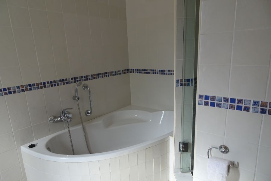 Kleine aber feine Badewanne im Ferienhaus Vila Maria an der Algarve. Schlafzimmer mit Bad.