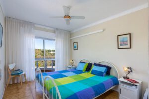 Zweites Schlafzimmer mit kleinem Balkon mit schöner Aussicht. Gemeinsames Badezimmer mit Dusche und zwei Waschbecken und Toilette .