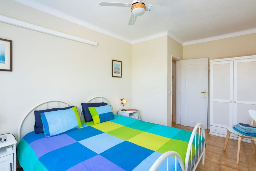 Geräumiges Schlafzimmer mit eigenen Heizpaneelen. Kleiderschrank und Ventilatoren. Geräumige Villa an der Algarve.