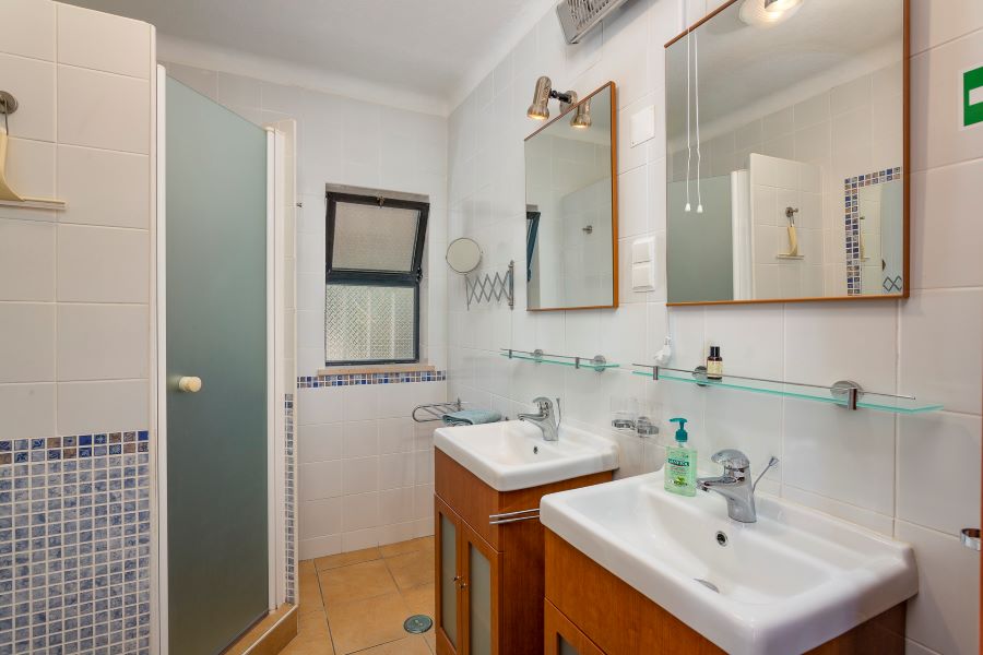 Familienbadezimmer mit zwei Waschbecken, Toilette und Dusche. Für die Wintergäste mit Hund zum Heizen mit einem Heizstrahler.