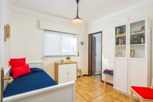 Zwischenschlafzimmer mit luxuriösem Schlafsofa, das zu einem geräumigen Doppelbett erweitert werden kann.