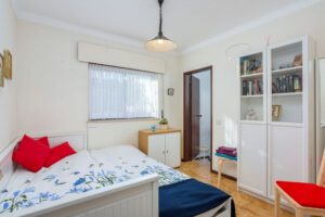Erweitertes Schlafsofa für 2 Personen. Schrankraum mit Büchern. Dies teilt sich das Badezimmer der Familie.