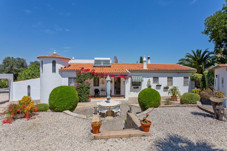 Rückseite Ihres Ferienhauses an der Algarve. Nur 800 Meter vom Meer und den Stränden entfernt. Doppelgarage und Anbau