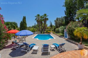 Privater Swimmingpool mit Außendusche, Sonnenschirmen, Liegestühlen und Terrasse zum Sonnenbaden. Strand 800m entfernt. Für Dich alleine.