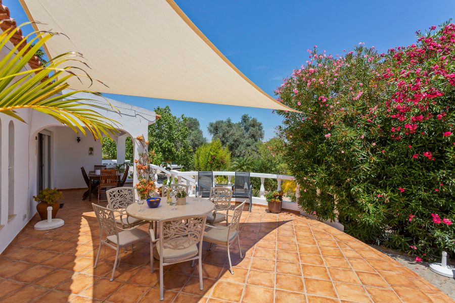 Schöne und geräumige Terrasse in Ihrem Ferienhaus an der Algarve, Portugal. In der Nähe von Meeresstränden. Praia do Carvoeiro-Benagil in der Nähe