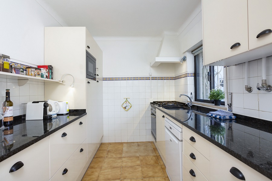 Küche mit Geräten, Toaster, Nespresso, Wasserkocher, Filterkaffee und viel Stauraum