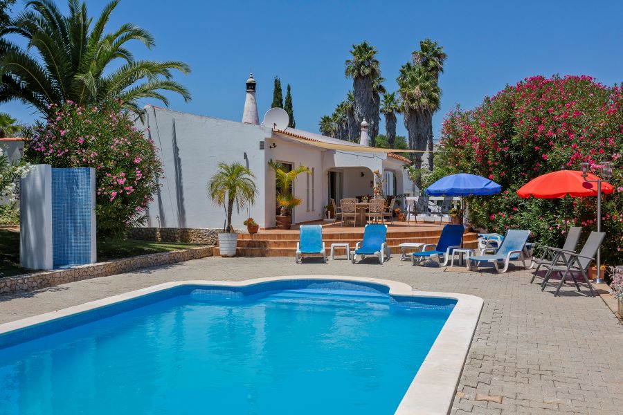 Ganz privater Pool. Niemand sonst benutzt es. Rein für Sie. Größe ca. 35m2