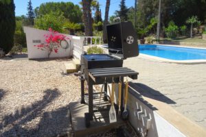 Köstliches BBQ auf der Poolterrasse. Schwimmbecken mit fester Leiter mit 4 Stufen, leicht abfallender Boden. Sicher!
