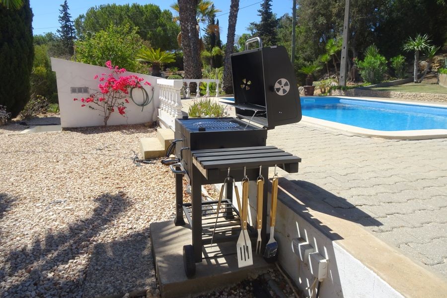Köstliches BBQ auf der Poolterrasse. Schwimmbecken mit fester Leiter mit 4 Stufen, leicht abfallender Boden. Sicher!
