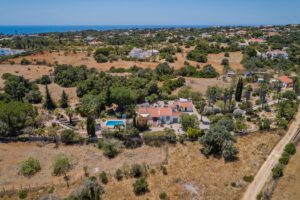 Nah am Meer, großer Garten, viel Privatsphäre, beleuchtete Auffahrt und in der Nähe von Praia do Carvoeiro und Praia de Benagil an der Algarve.