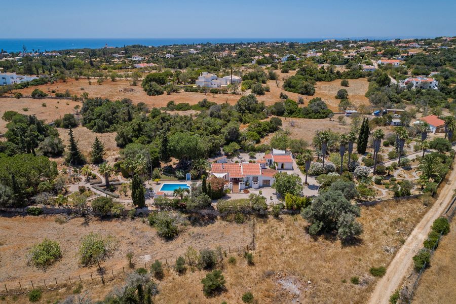 Nah am Meer, großer Garten, viel Privatsphäre, beleuchtete Auffahrt und in der Nähe von Praia do Carvoeiro und Praia de Benagil an der Algarve.