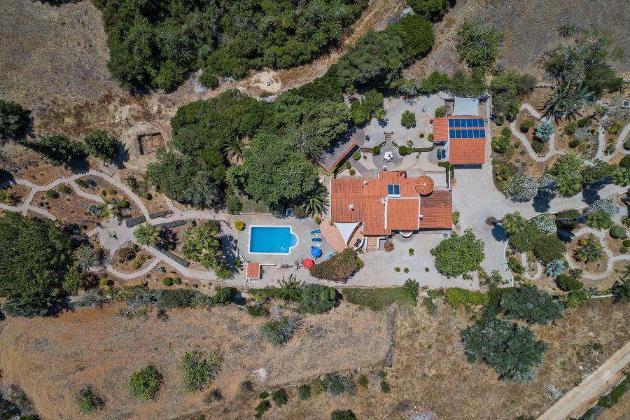 Geräumige freistehende Villa mit Swimmingpool, Doppelgarage und Garten mit Palmen an der Algarve, Portugal zu vermieten. Hund willkommen