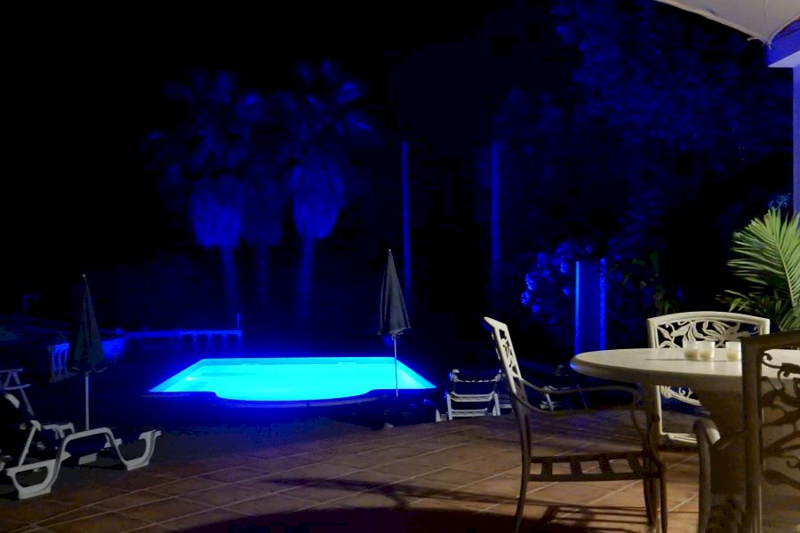 Beleuchteter privater Pool in der Algarve Vila Maria, einem schönen Ferienhaus für 6 Personen an der Algarve, nahe am Meer.