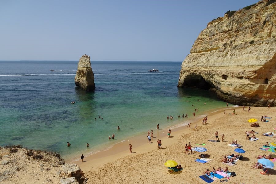Praia do Carvalho, der Schmugglerstrand der Algarve. Durch geschnitzten Korridor durch Grotten