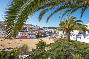 Praia do Carvoeiro. Gemütlicher kleiner Strand im Zentrum mit vielen Bars, Restaurants und Terrassen.