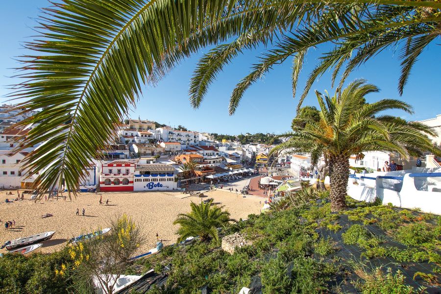 Praia do Carvoeiro. Gemütlicher kleiner Strand im Zentrum mit vielen Bars, Restaurants und Terrassen.