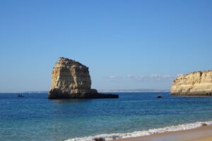 Feine Sandstrände an der felsigen Küste der Algarve, Portugal. Sicheres Schwimmen, Surfen und Sonnenbaden.