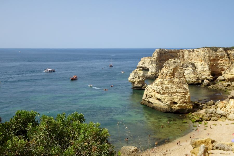 Strand Praia da Marinha. Auf der Liste des Weltkulturerbes als einer der schönsten Strände Europas