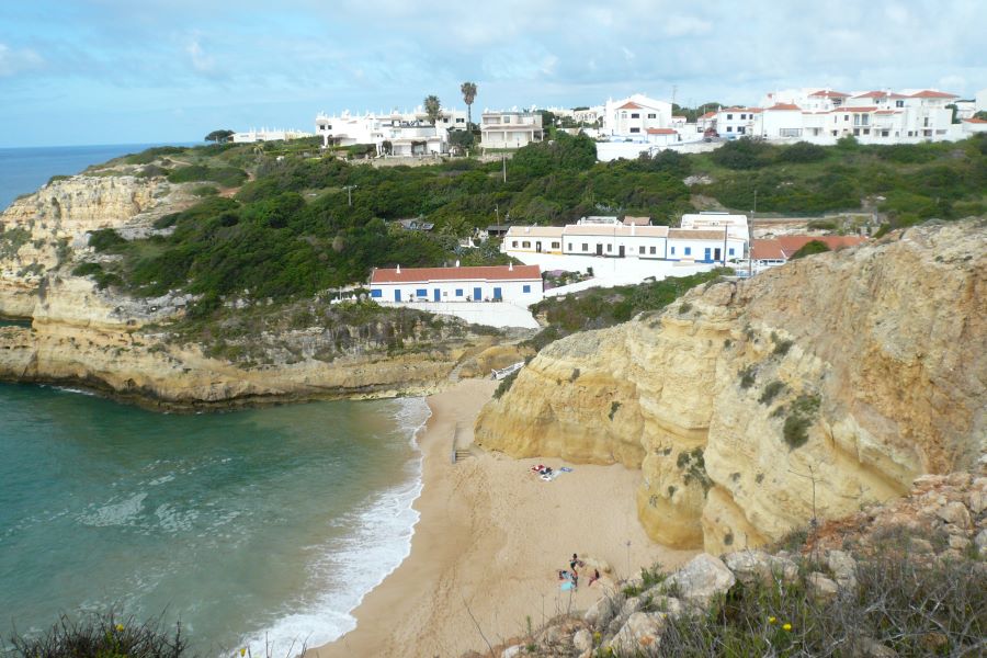 Strand von Benagil. Kleiner Sandstrand zwischen der felsigen Küste. Ausgangspunkt für Bootsfahrten entlang der Küste. Gratis Parkplätze.