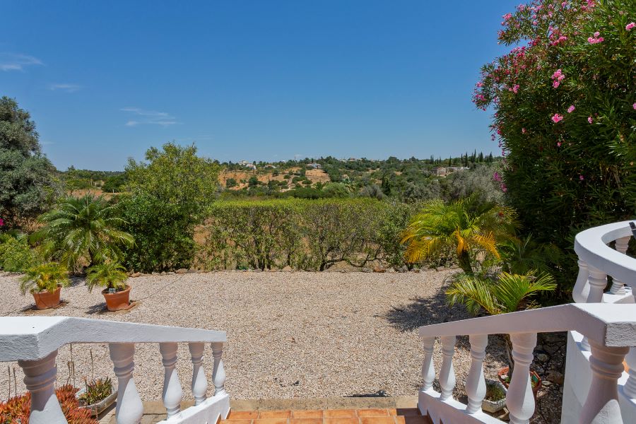 Schöne unverbaute Aussicht von der Terrasse Ihres Ferienbungalows mit privatem Pool an der Algarve.