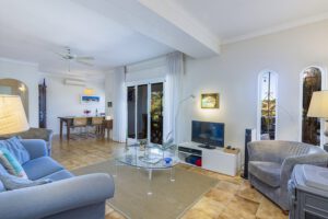 Geräumiges und gemütliches Wohnzimmer mit Heizung für die Wintergäste. Free Wifi und viele TV-Kanäle