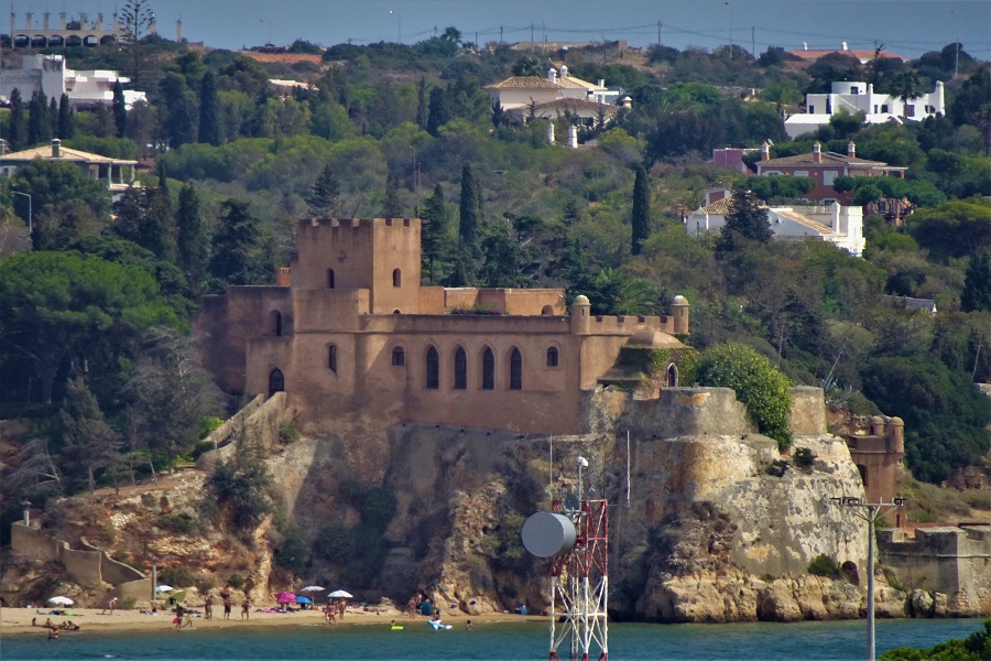 Neues Schloss Ferragudo am Fluss Arade, Portimao