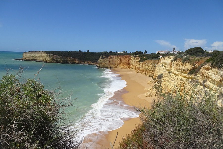 Einer der vielen Praias entlang der Algarve-Küste