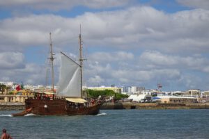 Piratenboot für Höhlenbesichtigung, Delfinbeobachtung und Strandgrill