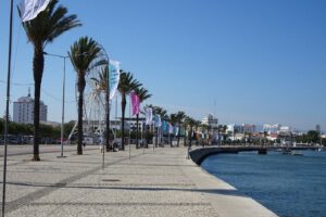 Spaziergang entlang des Flusses Arade in Portimao