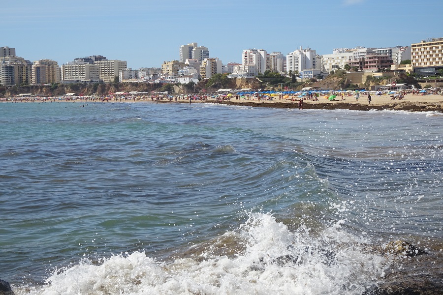 Strand Praia da Rocha mit vielen Restaurants wie NoSolo